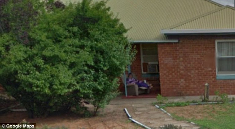 Την ώρα που η Karen δείχνει τα κάλλη της οι γείτονες την παρακολουθούν