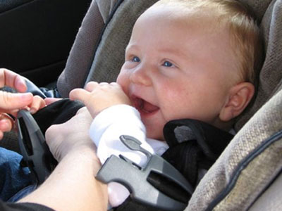 Αρνείται να κάτσει στο κάθισμα ασφαλείας; Έξυπνα tips για να εξασφαλίσετε ασφαλή ταξίδια