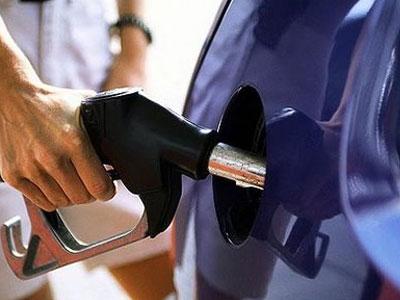 Bloomberg: Μειώθηκαν κατά 20% οι τιμές της βενζίνης Bloomberg: Μειώθηκαν κατά 20% οι τιμές της βενζίνης