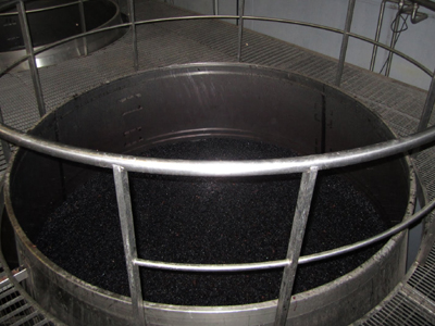 Έπεσαν σε δεξαμενή μούστου – Επιχείρηση της ΕΜΑΚ για τον απεγκλωβισμό δύο ανδρών Έπεσαν σε δεξαμενή μούστου – Επιχείρηση της ΕΜΑΚ για τον απεγκλωβισμό δύο ανδρών