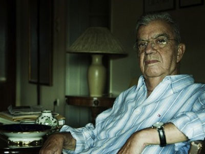 Την Τρίτη η κηδεία του Μένη Κουμανταρέα Την Τρίτη η κηδεία του Μένη Κουμανταρέα