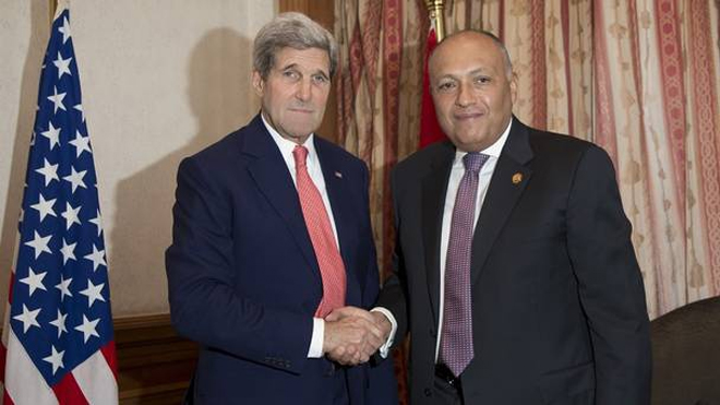 Ο John Kerry με τον υπουργό Εξωτερικών της Αιγύπτου Sameh Shoukry στο Κάιρο