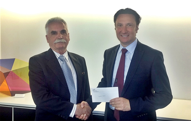 Ο επιχειρηματίας κ. Αθανάσιος Σαλάχας παραδίδει στον πρόεδρο της Κοινότητας κ. Βασίλη Παπαστεργιάδη επιταγή $10.000 για το Πολιτιστικό Κέντρο