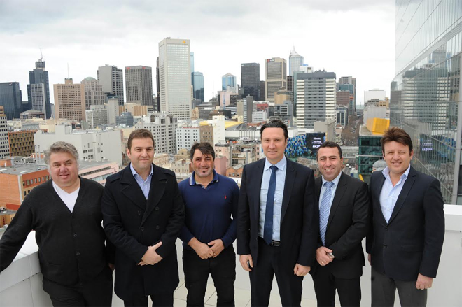 Οι ομογενείς επιχειρηματίες κ.κ. Στηβ και Χάρης Τσαλικίδης ξεναγήθηκαν πρόσφατα στους χώρους του νέου κτιρίου της Κοινότητας. Διακρίνονται από αριστερά οι κ.κ. Γιώργος Μενίδης, Νίκος Κουκουβιτάκης, Χάρης Τσαλικίδης, Βασίλης Παπαστεργιάδης, Στηβ Τσαλικίδης και Μιχάλης Καραμήτου