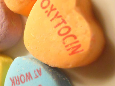 Πώς επηρεάζει η ωκυτοκίνη την αντίληψη του σώματος και της τροφής;