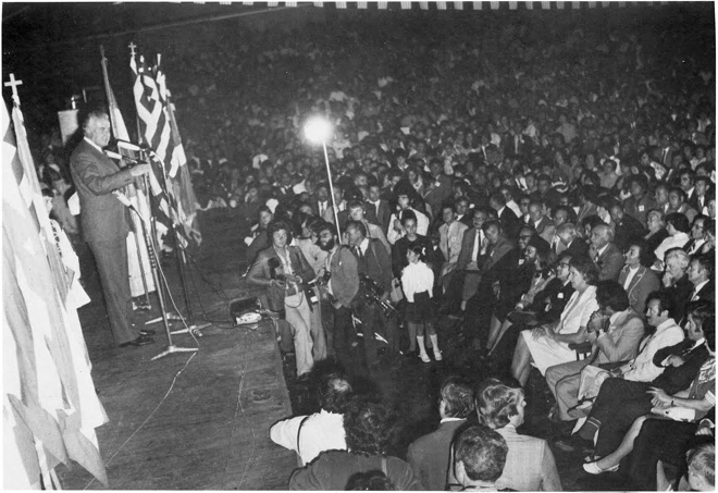 Ο Γκοφ Ουίτλαμ σε εκδήλωση της Ελληνικής Κοινότητας Μελβούρνης το 1975