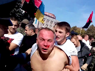 Ουκρανοί φασίστες ξυλοφόρτωσαν βουλευτή της αντιπολίτευσης Ουκρανοί φασίστες ξυλοφόρτωσαν βουλευτή της αντιπολίτευσης