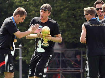 Οι Γερμανοί έσπασαν το τρόπαιο Οι Γερμανοί έσπασαν το τρόπαιο