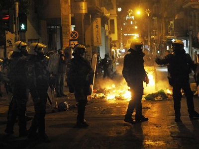 Επίθεση με μολότοφ σε διμοιρία των ΜΑΤ Επίθεση με μολότοφ σε διμοιρία των ΜΑΤ