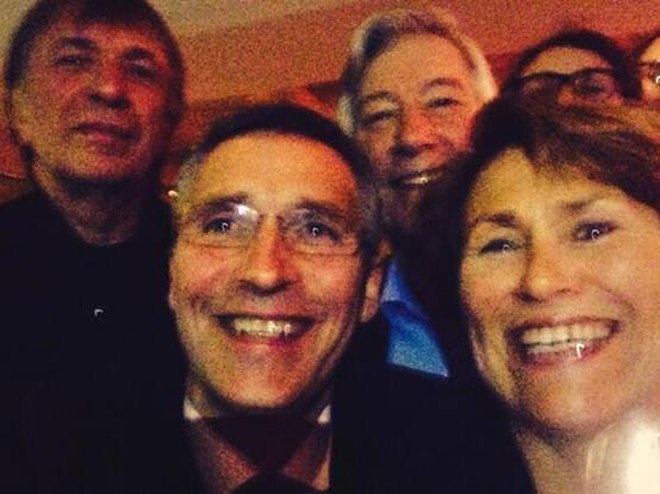 Το πιο πρόσφατο tweet του, ήταν μια selfie με συντρόφους του από το Εργατικό Κόμμα