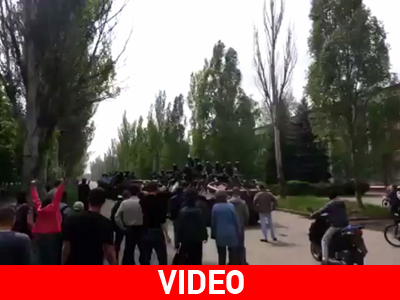 Kάτοικοι του Κραματόρσκ κυνήγησαν τα ουκρανικά τανκς