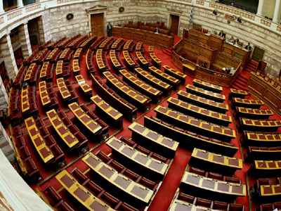 Κλείνουν τη Βουλή: Ξεκινούν τα μπάνια των πολιτικών