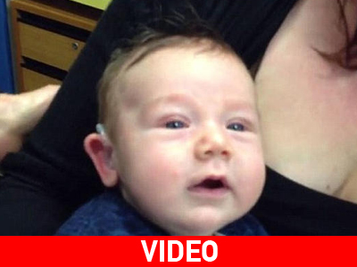 Κωφό μωράκι ακούει τους γονείς του πρώτη φορά