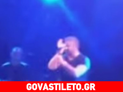 Ο Αντώνης Ρέμος λυγίζει και κλαίει στη σκηνή για τον Αντώνη Βαρδή