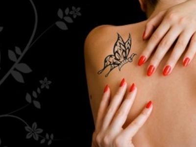 Το κορίτσι με τα tattoo και ο… πρώην υπουργός