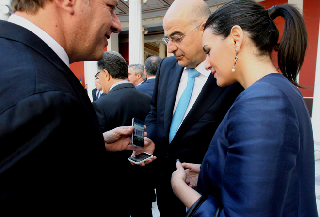 Ο υπουργός Ναυτιλίας και Αιγαίου συγκρίνει τις φωτογραφίες που τράβηξε με αυτές του υπουργού Δημόσιας Τάξης και Προστασίας του Πολίτη Νίκου Δένδια και της υπουργού Τουρισμού κ. Όλγας Κεφαλογιάννη