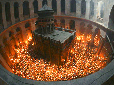 Το Άγιο Φως και οι… σκοτεινοί καυγάδες Το Άγιο Φως και οι… σκοτεινοί καυγάδες