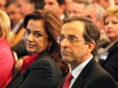 Ο Σαμαράς ερχόταν και η Ντόρα έφευγε Ο Σαμαράς ερχόταν και η Ντόρα έφευγε