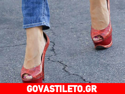 Ποια ηθοποιός βγήκε για να κάνει τις αγορές της, φορώντας φιδίσιες γόβες; Ποια ηθοποιός βγήκε για να κάνει τις αγορές της, φορώντας φιδίσιες γόβες;