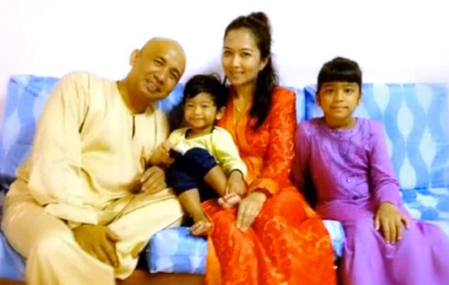 Ο κυβερνήτης Ζαχάριε Αχμάντ Σαχ με τη σύζυγο και τα δύο από τα τρία παιδιά του 