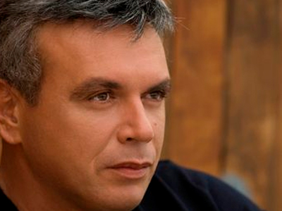 Κάηκε το αυτοκίνητο του Μανώλη Λιδάκη- Τραυματίστηκε για να σώσει τον σκύλο του