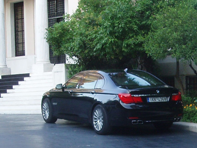 Το φλουρί έγινε… μπαταρία για το αμάξι του Βενιζέλου