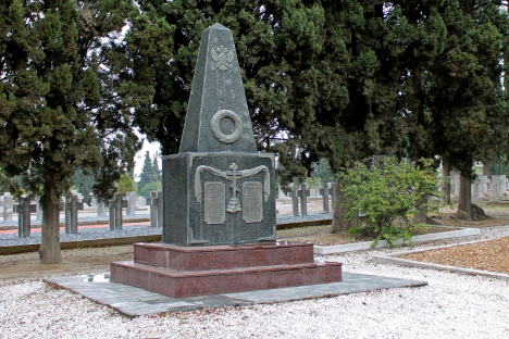 Μνημείο για τους ρώσους στρατιώτες του Μετώπου της Θεσσαλονίκης. Στη στήλη αναγράφεται το επίγραμμα: «Αιώνια η μνήμη των ρώσων στρατιωτών που έπεσαν στη γη της Ελλάδας».