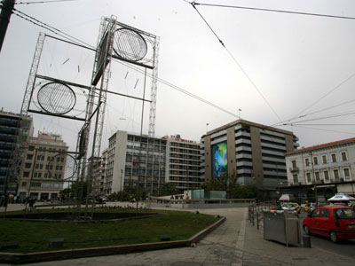 Έπεσε από μπαλκόνι στην Ομόνοια Έπεσε από μπαλκόνι στην Ομόνοια