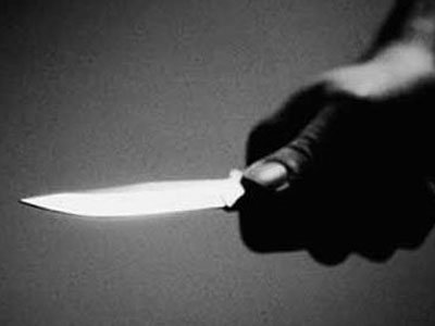 Την απείλησε με μαχαίρι και τη λήστεψε