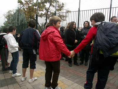 Σχημάτισαν ανθρώπινη αλυσίδα για να διαμαρτυρηθούν Σχημάτισαν ανθρώπινη αλυσίδα για να διαμαρτυρηθούν