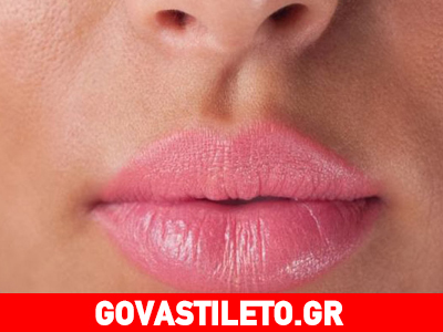 Σαρκώδη χείλη με φυσικό τρόπο