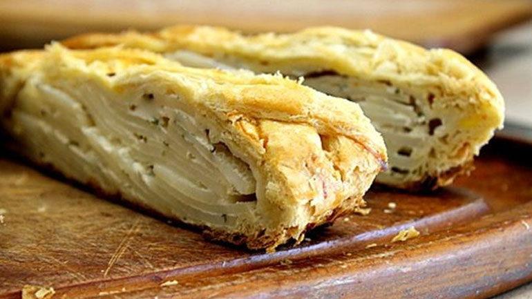 Πεντανόστιμο ρολό σφολιάτας με χοιρινό και κρέμα τυριού