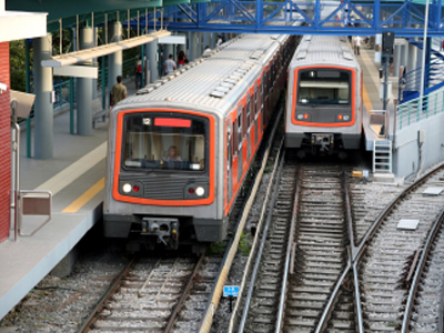 Έπεσε στις γραμμές του ΗΣΑΠ