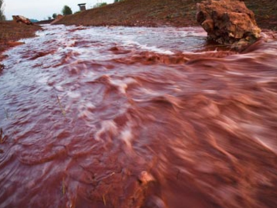 Φόβοι από την κόκκινη λάσπη και στη Σερβία