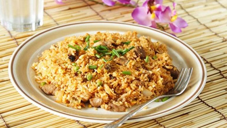 Σήμερα φτιάξτε τηγανητό ρύζι με κοτόπουλο Σήμερα φτιάξτε τηγανητό ρύζι με κοτόπουλο