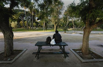 Το Reuters δημοσιεύει στο άρθρο του φωτογραφία ενός πολίτη που έχασε τη δουλειά του πριν από πέντε χρόνια και τώρα είναι άστεγος  