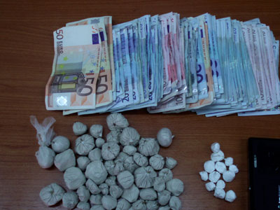 Τους έκαναν τσακωτούς με “πραμάτεια” Τους έκαναν τσακωτούς με “πραμάτεια”