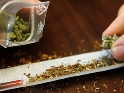 Στον εισαγγελέα για κατοχή ναρκωτικών ουσιών Στον εισαγγελέα για κατοχή ναρκωτικών ουσιών