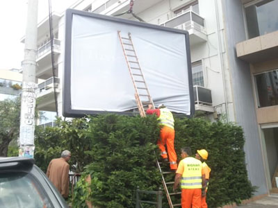Ξηλώνουν πινακίδες στην Κηφισίας Ξηλώνουν πινακίδες στην Κηφισίας