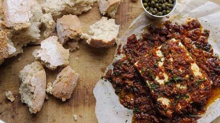 Ψητή φέτα με λιαστές ντομάτες και κάπαρη