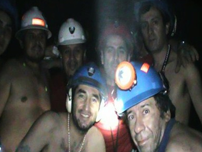 Στην επιφάνεια βγαίνουν οι πρώτοι μεταλλωρύχοι Στην επιφάνεια βγαίνουν οι πρώτοι μεταλλωρύχοι