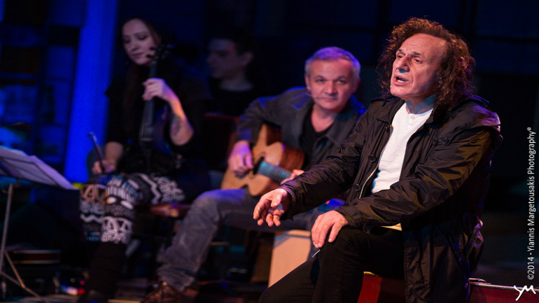 «9:05» (εννέα και πέντε)