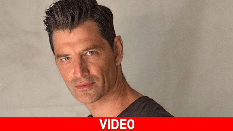 Ο Σάκης Ρουβάς παίζει πια στα «Ραδιόφωνα»!