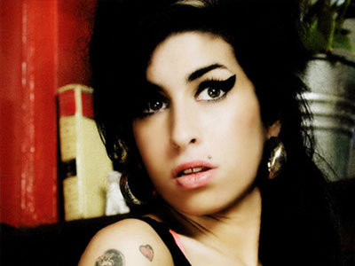 Η Amy δωρίζει ρούχα για φιλανθρωπικό σκοπό