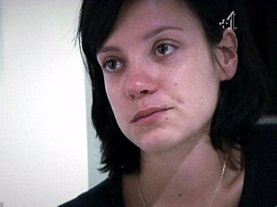 Η Lily Allen μιλά για την αποβολή