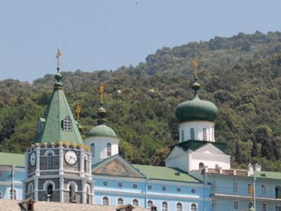 Σε εξέλιξη φωτιά στο «Ρωσικό Μοναστήρι»