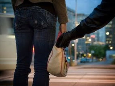 Της άρπαξε την τσάντα