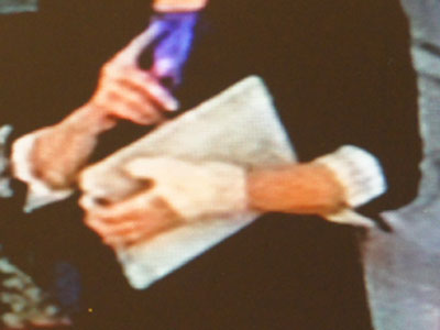 Ποια παρουσιάστρια εμφανίστηκε με δεμένο χέρι;