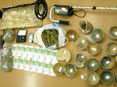 Έκρυβε ναρκωτικά και αρχαία αντικείμενα στην αποθήκη του