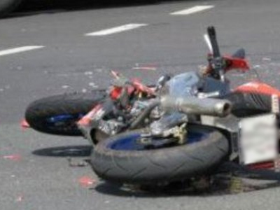 Σε κρίσιμη κατάσταση μοτοποδηλάτης